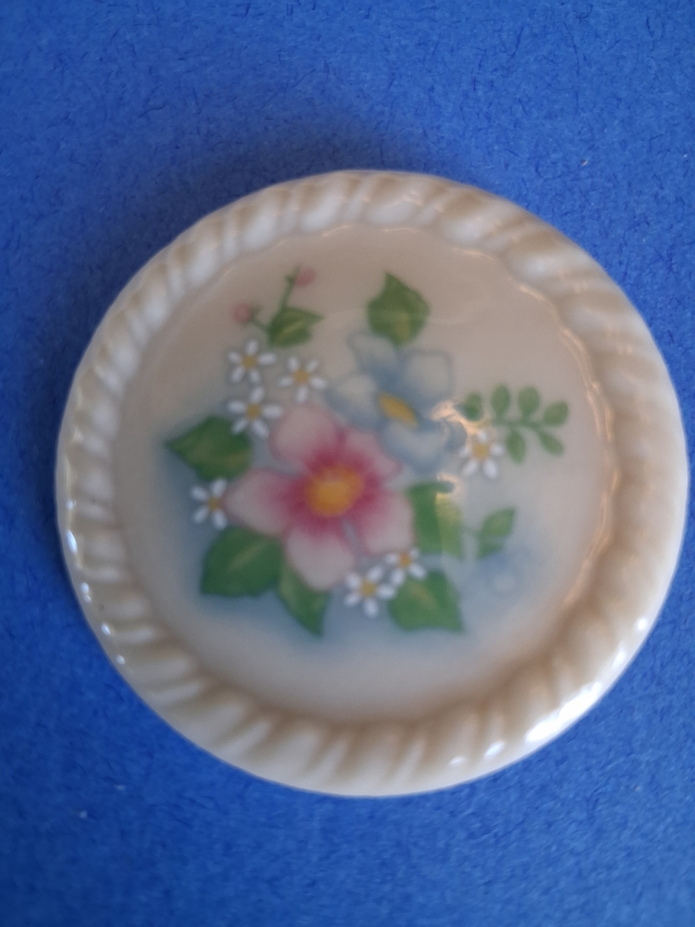 Avon Vintage 1984 Cream Colored Floral Round Button Design Brooch Pin